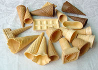 Cone colorido multi forma do açúcar do gelado, cones com cobertura em chocolate do waffle